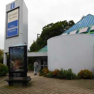 Le centre d'information touristique de l'Ontario situé sur l'autoroute 417, à la frontière entre le Québec et l'Ontario, pourrait fermer ses portes dans le cadre des mesures de réduction des coûts prises par le gouvernement ontarien.