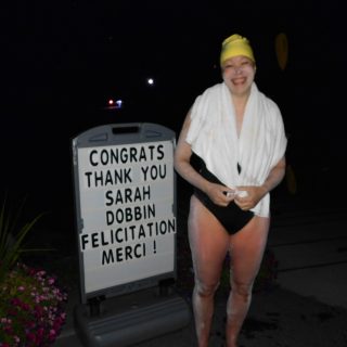 La nageuse d'ultra-marathon Sarah Dobbin est sortie fatiguée, mais heureuse, de la rivière des Outaouais tard dans la nuit du 21 août à la rampe de mise à l'eau de Wendover, après avoir passé près de 16 heures dans l'eau, nageant sans interruption sur 50 kilomètres depuis la Colline du Parlement.