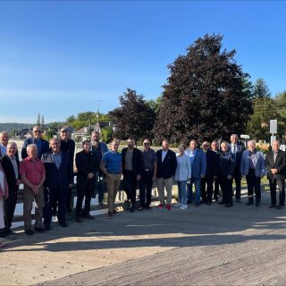 Les représentants des gouvernements régionaux de Prescott-Russell, Argenteuil et Papineau ont réaffirmé leur entente d’amitié de longue date qui appuie la protection de la rivière des Outaouais et les projets visant à promouvoir le tourisme dans les trois régions.