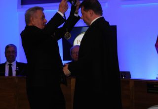 Dans le cadre de l'une de ses dernières fonctions en tant que président des Comtés unis de Prescott et Russell pour 2025, le maire Yves Laviolette d'Alfred-Plantagenet (à gauche) remet la chaîne de président au maire Mario Zanth de Clarence-Rockland, qui occupera cette fonction en 2026.