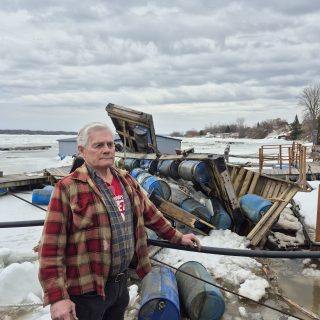 Yvon Lacelle doit remplacer les quais de son entreprise de location de bateaux de pêche et d’approvisionnement en appâts. Le déplacement des glaces sur la rivière des Outaouais lors du dégel printanier les a endommagés au point qu’ils doivent être reconstruits. (Photo fournie)