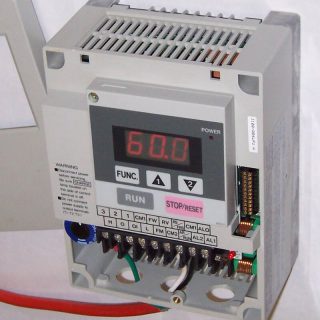 Un exemple d’entraînement à fréquence variable, un dispositif qui aide les systèmes de pompage d’eau à gérer le débit d’eau et la consommation d’électricité des pompes. Le service municipal des eaux de la ville de Hawkesbury installera un dispositif similaire dans le cadre de son plan stratégique de mise à niveau des équipements afin d’assurer la maintenance du système. (C.J. Cowie/Wikipedia)