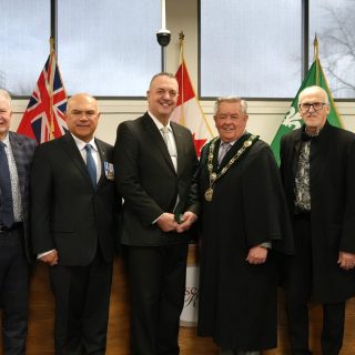 Le député provincial de Glengarry-Prescott-Russell, Stéphane Sarrazin (à gauche) et le député fédéral Francis Drouin (à droite) entourent le groupe de six citoyens de Prescott-Russell qui ont reçu la Médaille du couronnement du roi Charles III pour leur dévouement au service de la communauté. Les récipiendaires sont Robert Kirby (à gauche de M. Sarrazin), Stéphan Plourde, James Douglas Anthony, Yves Laviolette, Bruno Lecot et Denis Vaillancourt.