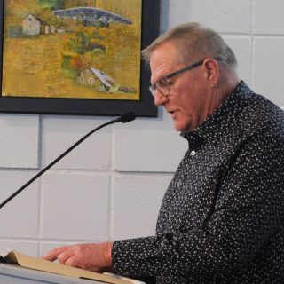 Yves Charlebois s'est attiré la sympathie de certains membres du conseil municipal de Hawkesbury lorsqu'il a demandé le rétablissement de la période de questions à l'ordre du jour des séances publiques du conseil.