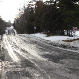 Le conseil municipal du canton d'Alfred-Plantagenet a reçu deux pétitions au début de l'année 2024 demandant l'asphaltage des routes rurales de la municipalité. L'administration du canton et le service des travaux publics présenteront cet été au conseil un plan directeur sur dix ans afin d'orienter la planification et la budgétisation des travaux routiers à venir.