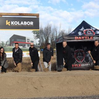 (De gauche à droite) Mark Kelly, PDG KB Media, Francis Bertrand, Gestionnaire de projet pour Robert Excavating, Kaitlin Biggs, Gestionnaire principale pour CIBC, Steven Kim, Directeur & Chef d’équipe pour CIBC, Miguel Fafard, Gestionnaire des opérations / Copropriétaire pour Kolabor, Alexandre Fafard, Gestionnaire du développement des entreprises / Copropriétaire pour Kolabor, Mike Tarnowski, maire de la municipalité de Russell, Luc Thibault, Président / fondateur / co-propriétaire de Battleshield Industries Limited, Dominique Thibault, Contrôleuse financière / co-propriétaire de Battleshield Industries Limited, et Jasmine Thibault (fille de Luc et Dominique), Coordonnatrice de production de Battleshield Industries Limited.