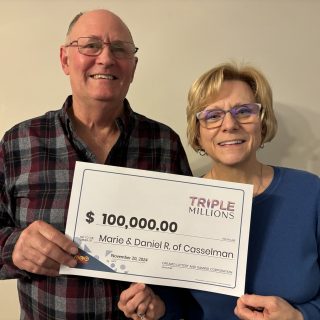 Marie et Daniel Rozon de Casselman ont célébré le fait d'avoir gagné un prix d'une valeur de 100 000 $ lors du tirage principal du 29 août 2024. Le billet gagnant a été acheté au Metro sur Richer Circle à Casselman. Triple Millions est un jeu de loterie d'OLG qui a été offert pour une durée limitée au prix de 20 $ du 20 juin au 29 août et qui garantit trois premiers prix de 1 million de dollars, trois prix de 50 000 $ pour le tirage du participant hâtif et 402 prix entre 1 000 $ et 250 000 $.