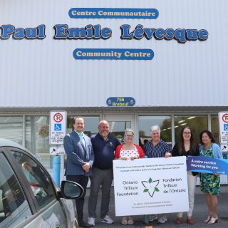 Le Club 60 et les élus de Casselman célèbrent une subvention de 140 200 $ de la Fondation Trillium pour moderniser le Centre Paul-Émile Lévesque.