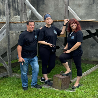 Debbie Charbonneau (au centre), Keith Dixon (à gauche) et Céline Larivière Perreault (à droite) des chasseurs de fantômes de Prescott-Russell à la prison de L'Orignal. Le trio a relancé le groupe après près d'une décennie, en explorant les sites hantés de l'Est de l'Ontario.