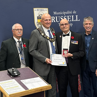 Le conseil de la municipalité de Russell a décerné au Dr Darrell Menard un prix de reconnaissance des citoyens en l'honneur de son dévouement à servir et à aider sa communauté ainsi que les gens du monde entier.