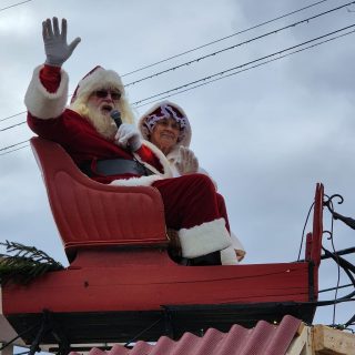 Les municipalités d’Embrun et Russell ont tenu leurs parades de Noël le même week-end et de nombreux chars ont défilé pour le plus grand plaisir des habitants.