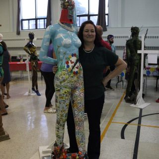 Mélanie Vézina, gagnante de la première place du concours « Les arts figurés », avec son mannequin « Cœur d’enfant ». Elle a dit que ça lui a pris beaucoup de temps pour accumuler toutes les pièces et a fait plusieurs magasins pour trouver ce qu’elle recherchait.