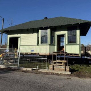 La restauration de la Station d’Embrun a débuté; le bâtiment sera transformé en musée saisonnier d’ici 2026 pour célébrer le patrimoine local et francophone.