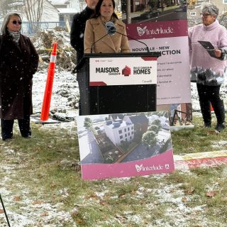 Giovanna Mingarelli prend la parole lors de l’annonce officielle du financement fédéral de 17,2 millions de dollars pour la future Maison de 2e étape à Embrun, un projet destiné à offrir 35 logements sécuritaires aux femmes et enfants fuyant la violence.