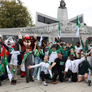 Plus de 1 300 élèves d’Embrun, habillés en vert et blanc, ont défilé dans les rues pour célébrer la Journée des Franco-Ontariens et Franco-Ontariennes.