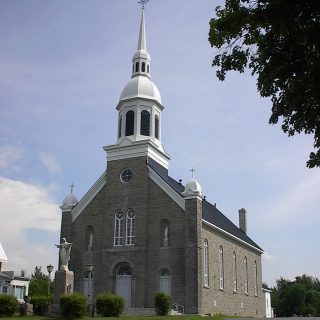 L’église Saint-Bernard à Fournier, construite en 1886, se distingue par son architecture harmonieuse et sa façade orientée selon les principes sacrés de la tradition italienne, une porte d’entrée vers un patrimoine spirituel et artistique d’une richesse insoupçonnée.