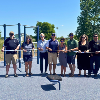 Coupe du ruban officielle pour inaugurer le nouveau gym extérieur de l’ESCC, en présence de Josée Hébert, directrice, Natalie Dubé, directrice adjointe, Patrick Lafontaine, directeur adjoint, Kevin Hautcoeur, directeur adjoint responsable du pavillon ainsi que de partenaires communautaires ayant contribué à la réalisation du projet.