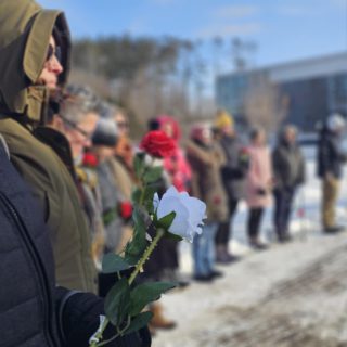 Des citoyennes et citoyens de Prescott et Russell se sont rassemblé l’année passée pour souligner les 16 jours d’activisme contre la violence fondée sur le sexe, une campagne qui vise à commémorer les victimes et à promouvoir l’action collective.