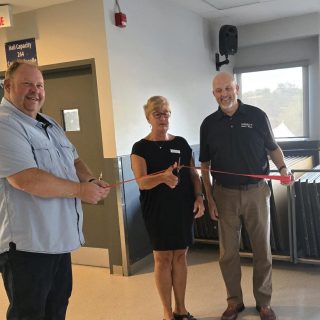 Liz O’Gorman-Smit, présidente de la Société agricole de Russell, Stéphane Sarrazin, député provincial, et Mike Tarnowski, maire, coupent le ruban pour inaugurer officiellement la 167e édition de la foire de Russell.