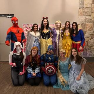 Des membres du Club de Volley-ball des Pumas U18 ont participé au Carnaval d’Embrun déguisées en princesses et superhéros.