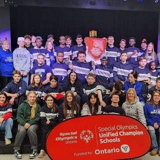 Des élèves de l’École secondaire catholique de Casselman posent fièrement après que le programme Unifié de l’établissement a reçu une reconnaissance provinciale des Jeux olympiques spéciaux, soulignant son engagement exceptionnel envers l’inclusion scolaire et le leadership étudiant.