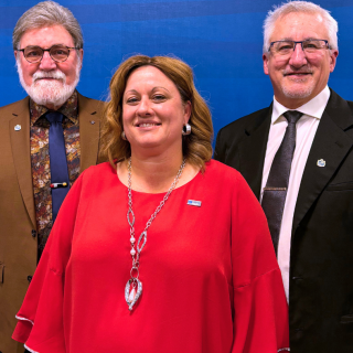De gauche à droite: Jean Lemay, président du CSDCEO, Lyne Racine, directrice de l’éducation et secrétaire, et Jacques Héroux, vice-président du CSDCEO.