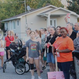 La directrice générale du Centre Novas, Valérie Charbonneau (à gauche), encourage les 190 personnes présentes pour la marche des femmes « La rue, la nuit, femmes sans peur  ».