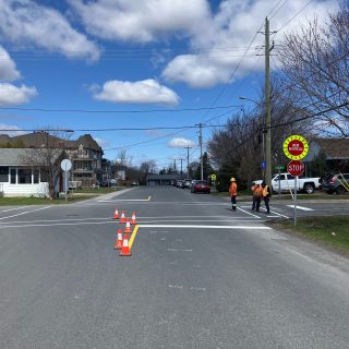 Des travailleurs de la construction ont passé la semaine à installer un nouvel arrêt à quatre voies à l'intersection des rues Brébeuf et Dollar.
