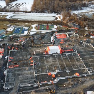 Des équipes travaillent dans des conditions hivernales sur le site du futur Complexe récréatif de Russell, dont la construction devrait être achevée en 2026.