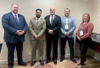 De gauche à droite: Stéphane Sarrazin, député provincial, Amarjot Sandhu, adjoint parlementaire du ministre de l’Infrastructure, Mike Tarnowski, maire de la Municipalité de Russell, Daniel Boisvenue et Marjorie Drolet, conseiller(ère)s municipaux de La Nation.