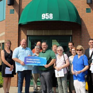 Le député provincial Stéphane Sarrazin et le maire Francis Brière annoncent la désignation officielle de la municipalité de La Nation comme centre de vie active pour les aînés, ainsi qu'un financement provincial de 51 682 $ pour soutenir le bien-être, l'inclusion et la programmation communautaire pour les aînés de la région.