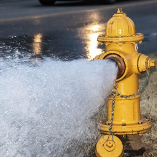La borne d’incendie sec du chemin de la Concession 9, désormais sécurisé par un nouveau mécanisme de verrouillage et une signalisation permanente, demeure une source essentielle d’eau d’urgence réservée à l’usage du service d’incendie en raison des préoccupations liées à l’accès non autorisé et aux risques de contamination.