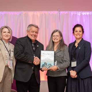 (De gauche à droite) Marie-Noëlle Lanthier, présidente de Leadership féminin Prescott-Russell (LFPR), en compagnie d’Yves Laviolette, maire du canton d’Alfred et Plantagenet, de Diane Choinière, conseillère municipale de la Cité de Clarence-Rockland, et de Giovanna Mingarelli, députée de Prescott—Russell—Cumberland, lors du Symposium annuel 2025 de Leadership féminin Prescott-Russell, tenu au Centre communautaire de St-Albert.
