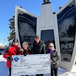 De gauche à droite: René Pouliot, président du Club Richelieu Embrun, Rachelle Laplante, présidente du comité du Monument de la francophonie, Daniel Pierre Bourdeau, membre du comité, et Éva Landry, responsable des dons, Club Richelieu Embrun.