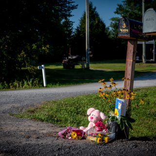 Les services d'urgence se sont rendus sur les lieux d'un accident de véhicule motorisé dans la soirée du samedi 26 août, qui a entraîné la mort d'une jeune fille de 15 ans. Un monument de fortune a été érigé sur le site de l'accident le long de la rue Champlain, à Bourget.