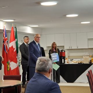 Rob Flack en plein discours à la conférence de presse de la Résidence Lajoie de Saint-Albert.