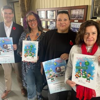 On reconnait, de gauche à droite, les membres de la corporation de la Revitalisation du centre-ville de Casselman Sébastien Parent, Johanne Turcotte, Antonella De Dona Présidente de la Corporation, ainsi que Francyn LeBlanc conseillère municipale, lors de la conférence de presse pour Noël à la gare de Casselman.