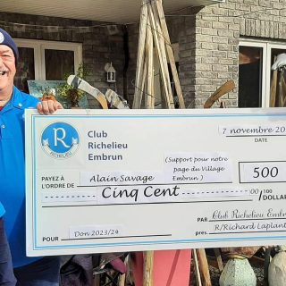 De gauche à droite, on reconnaît la secrétaire du Club Richelieu Rachelle Laplante, le président du Club Richelieu d'Embrun Richard Laplante et le concepteur d'Embrun notre Village Alain Savage.