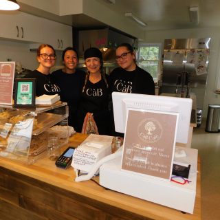 Élisabeth Arbaud (au centre) et le personnel du CàB Café font de ce petit établissement un lieu communautaire accueillant.