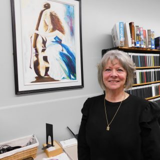 Louise Beaupré fait ses débuts publics en tant qu'artiste à la bibliothèque publique d'Alfred dans le cadre du projet Art dans les bibliothèques du Comité des bibliothèques d'Alfred-Plantagenet.