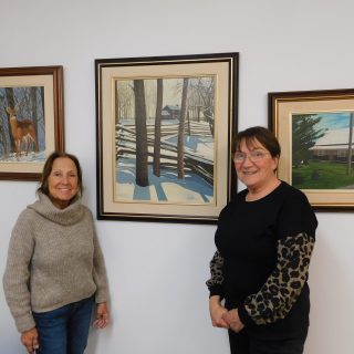 Jocelyn Carrière (à gauche) et Jeanne Lacombe célèbrent l’exposition publique des œuvres créatives de Carole Bercier, membre talentueux de leur famille, à la bibliothèque publique de Lefaivre, dans le cadre du projet Art in the Libraries du comité de la bibliothèque d’Alfred-Plantagenet.