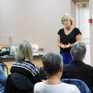 France Lorrain a partagé des anecdotes et des blagues sur sa vie d'écrivaine avec les fans de son œuvre lors d'une rencontre avec l'auteure le 21 octobre à la salle communautaire Serge R. Lalonde à Plantagenet, organisée par le comité de la bibliothèque Alfred-Plantagenet.