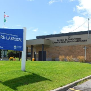 Le conseil municipal de Hawkesbury Est demande au Conseil scolaire de district catholique de l’Est ontarien d’examiner et de réviser les circuits d’autobus scolaires dans la municipalité. Les enfants de certaines familles du canton doivent fréquenter l’école primaire à Hawkesbury ou à Vankleek Hill parce que leur domicile n’est pas situé sur l’un des circuits d’autobus qui desservent l’école Curé Labrosse dans le village de St-Eugène.