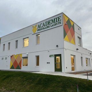 La nouvelle garderie privée subventionnée Académie préscolaire Lachute compte 80 places dont une vingtaine pour les poupons. (Photo gracieuseté, Bureau de la députée Agnès Grondin)