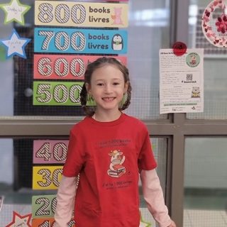 Adelynn à relever le défi de lire 1000 livres avant la maternelle.