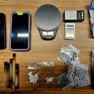 Une personne a été arrêtée à Alfred en possession d'une quantité présumée de crack, de plusieurs pipes à crack, d'argent liquide, de listes de dettes et d'autres objets liés au trafic de stupéfiants.