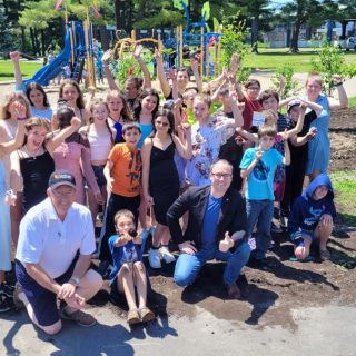 Les élèves de 6e année et les classes TSA de l’école L’Oasis ont fêté la fin d’année scolaire en réalisant la première partie de leur projet de plantation d’arbres fruitiers financé par le budget participatif de la Ville de Lachute. -photo courtoisie