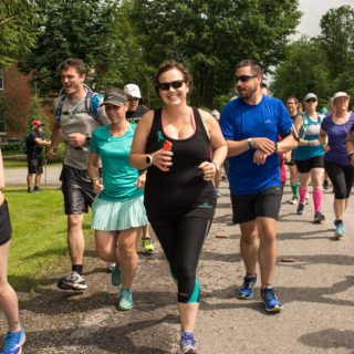 Ashley Courtois participe à l’une des premières courses de collecte de fonds Beau’s 5k. Courtois est décédée en 2018 après une bataille contre le cancer des ovaires. Ses amis et sa famille ont mis en place le premier Beau’s 5k en 2015, lorsque la bataille de Courtois contre le cancer a commencé. (Photo de Cancer de l’ovaire Canada)