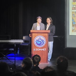 Aude La Haye et Maïté Poulin de Courval présentent leurs recherches et remercient la centaine de personnes présentes dans la salle.