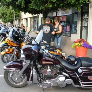 Des yeux admiratifs ont regardé les rangées de motos de toutes marques et de tous modèles alignées le long de la rue Main pendant la Nuit du Vélo à Hawkesbury. —photo Gregg Chamberlain